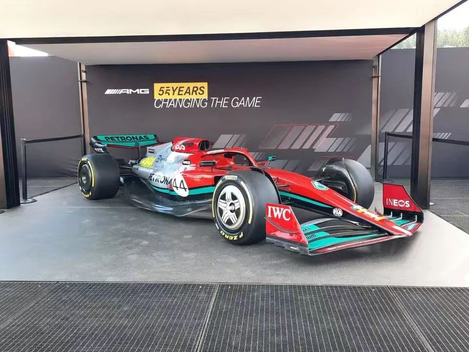 梅赛德斯F1赛车W13的“红猪”特别涂装。