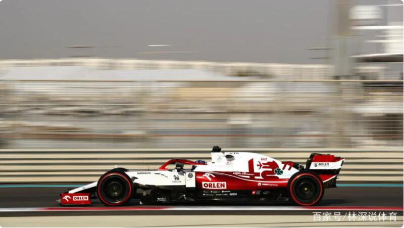 周冠宇驾驶F1赛车在赛道上飞驰。
