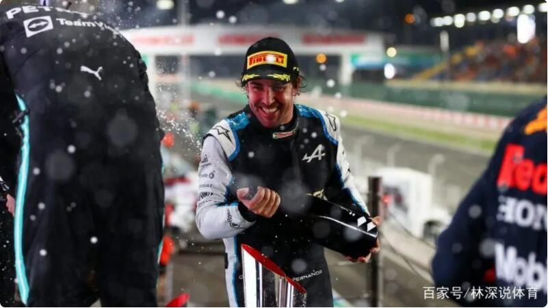 阿隆索在领奖台上，非常开心地喷洒香槟