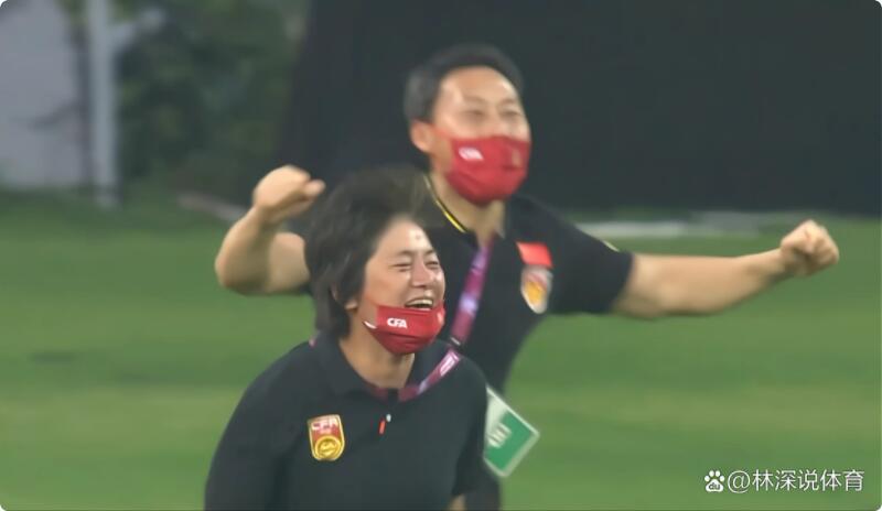 女足教练团队在获胜后兴奋异常！