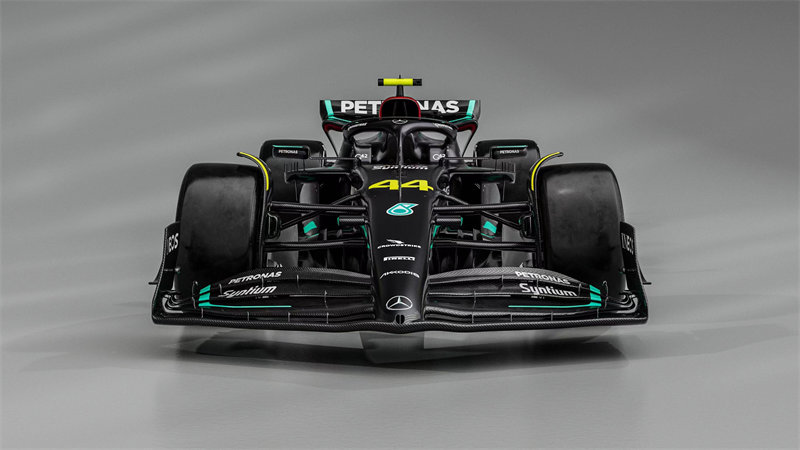 梅赛德斯发布的新款F1赛车W14。