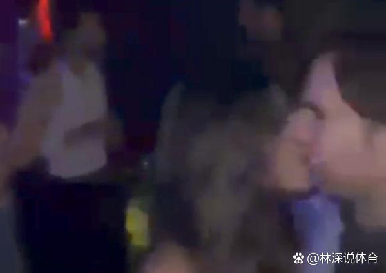 佩雷兹被拍到在酒吧与女性亲吻。