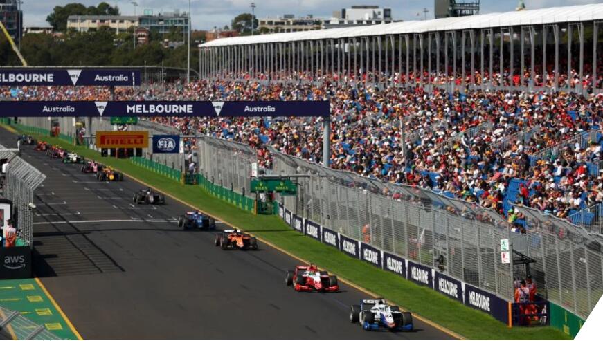 澳大利亚F2大奖赛安全车后重新开始。