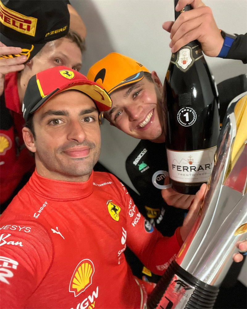 恭喜赛恩斯为法拉利获得F1分站冠军。
