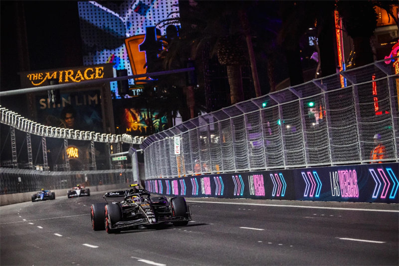 周冠宇在拉斯维加斯F1大奖赛表现出色。 周冠宇在拉斯维加斯F1大奖赛表现出色。