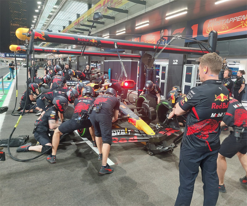 进站换胎速度第二位：红牛F1车队，平均速度：2.15秒；平均排名19.8名。