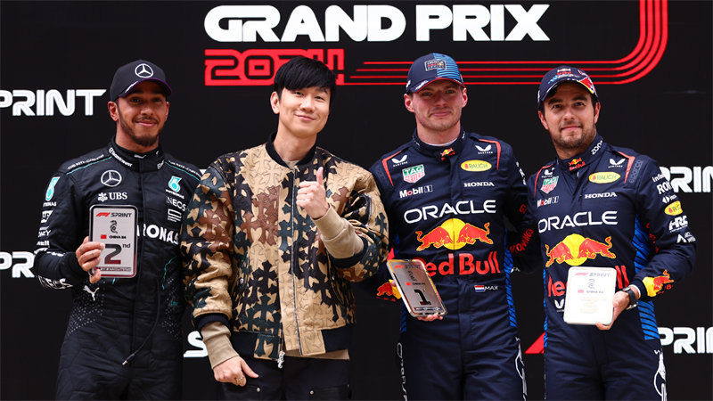 林俊杰为中国F1大奖赛冲刺赛冠亚季军颁奖。