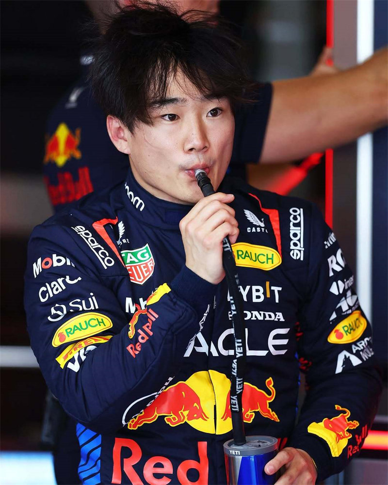 角田与队友争夺当中并不占据优势。 角田与队友争夺当中并不占据优势。