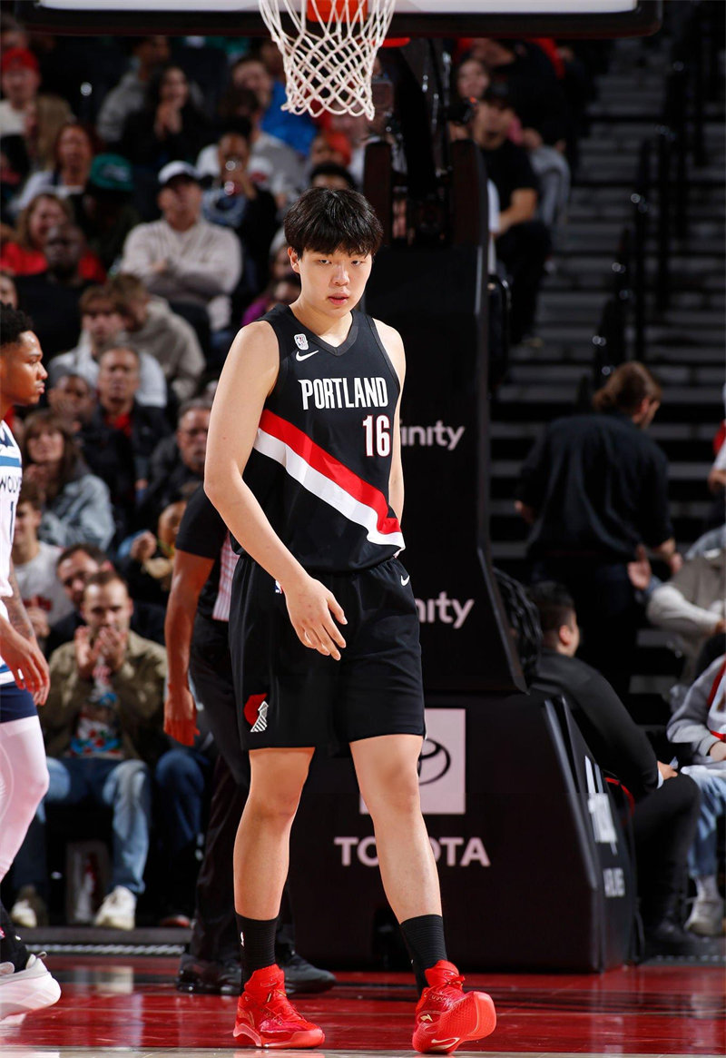 杨翰森开拓者NBA首秀只给5分钟,赛后主帅比卢普斯被FBI带走!插图 杨翰森整场表现中规中矩。