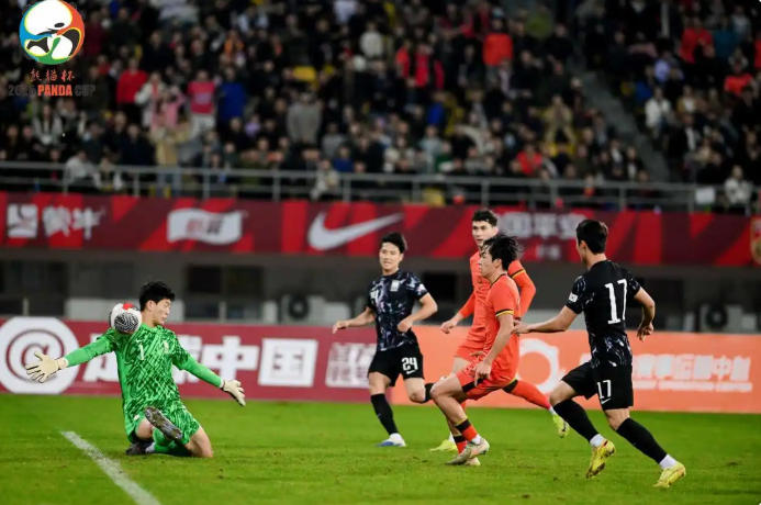 再胜韩国!一场2:0让中国足球找对路子,现阶段只能踢简单的足球!插图1 一、长传冲吊已成进攻金钥匙,身体优势是最大本钱!