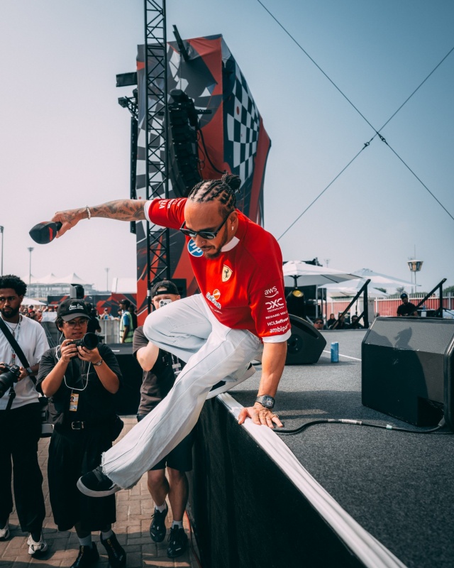 汉密尔顿心态面临崩溃边缘,周冠宇有望在未来法拉利F1车队代打!插图3 二、法拉利F1车队高层对汉密尔顿表现非常不满,并告诫其把精力放在赛道上。